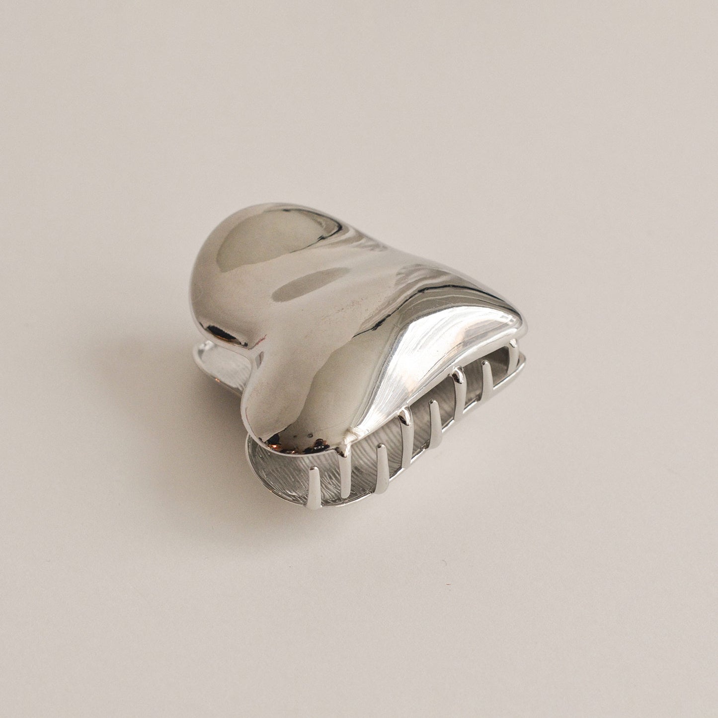 The heart-shaped hair claw clip