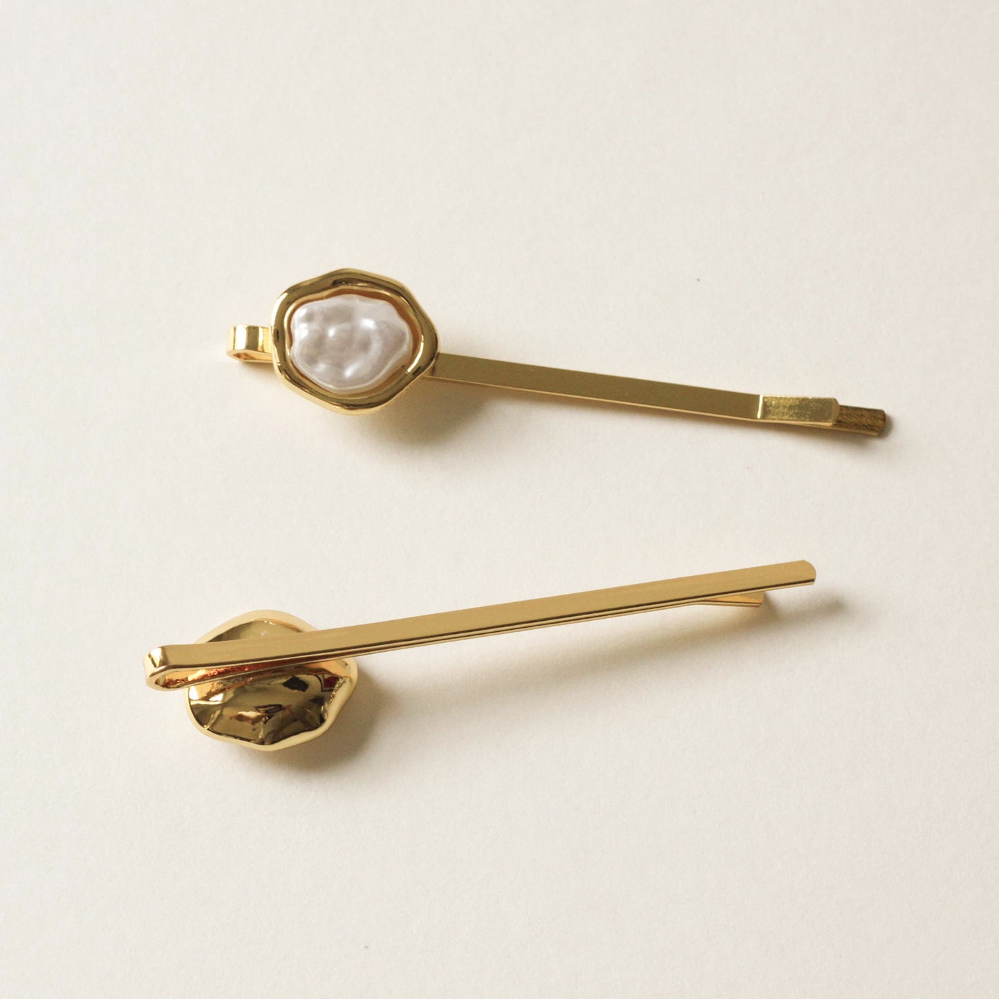 gold metal bobby pins with freshwater pearl stud