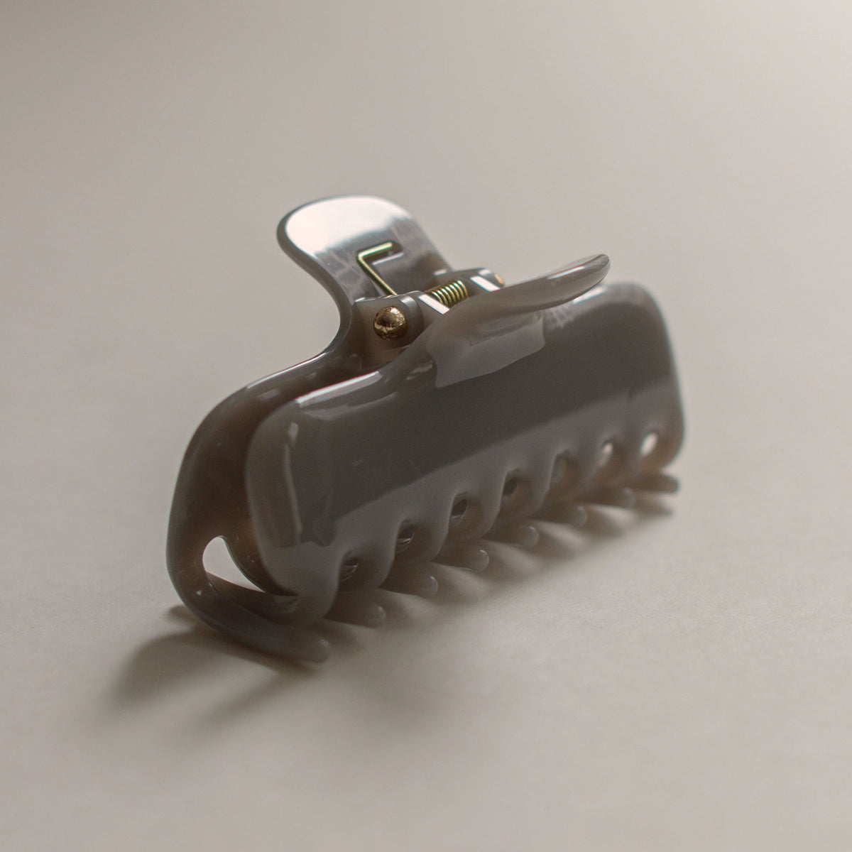 Essential Claw Hair Clip | Warm Grey