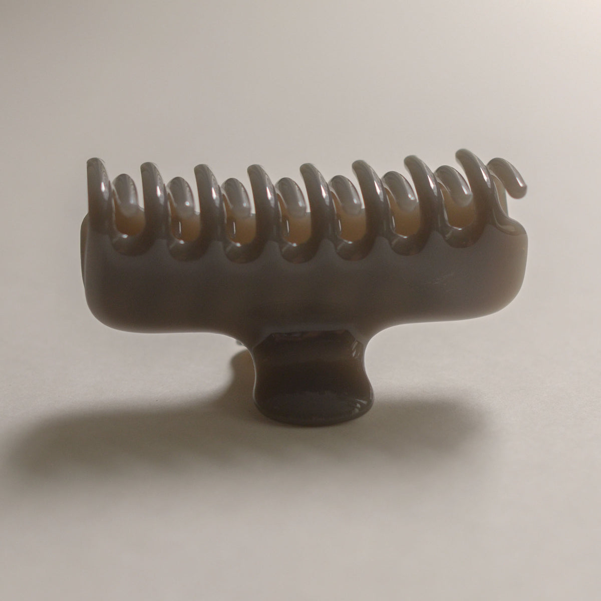 Essential Claw Hair Clip | Warm Grey