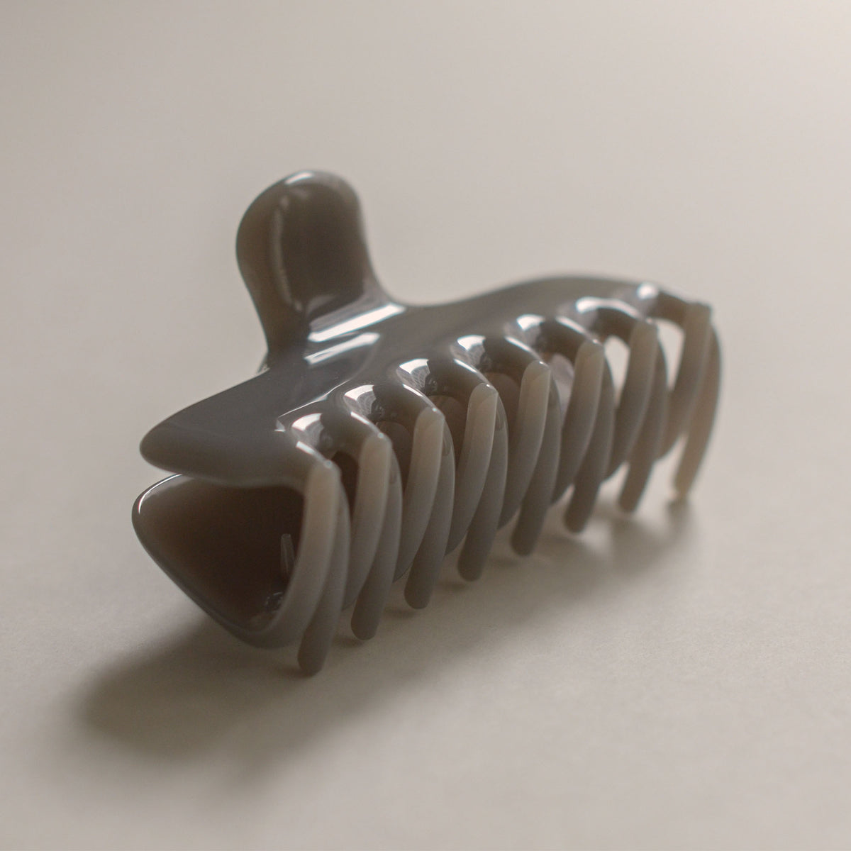Essential Claw Hair Clip | Warm Grey