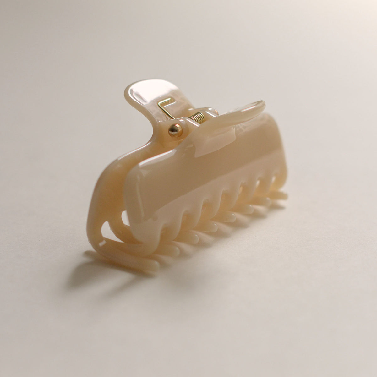 Essential Claw Hair Clip | Light Beige