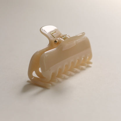 Essential Claw Hair Clip | Light Beige