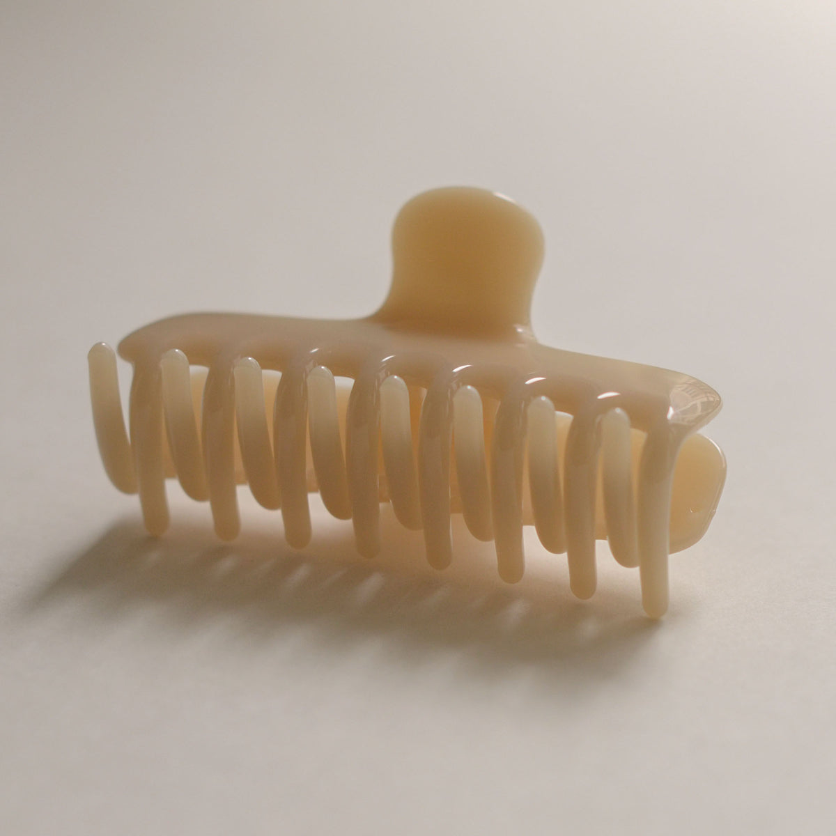 Essential Claw Hair Clip | Light Beige