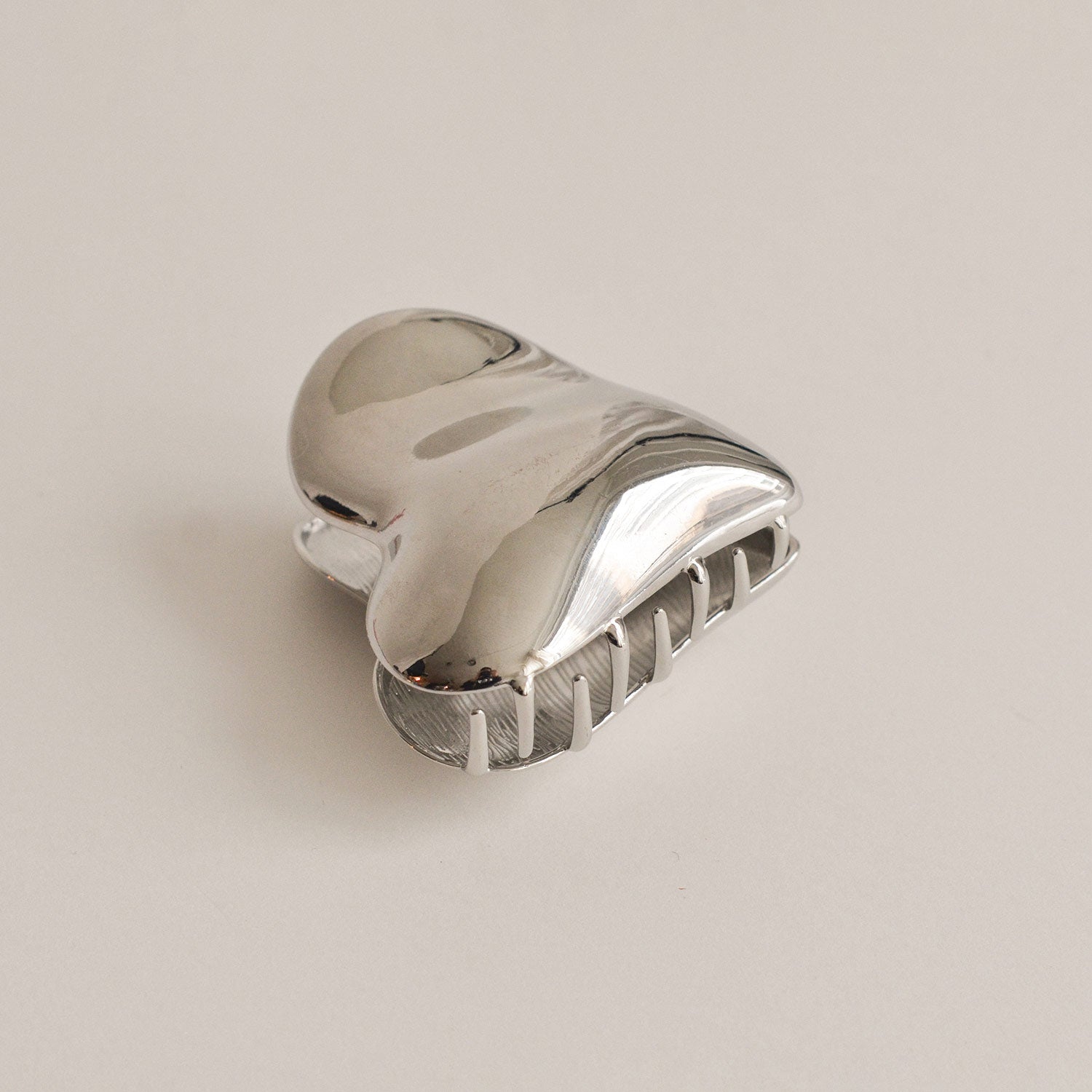 The heart-shaped hair claw clip
